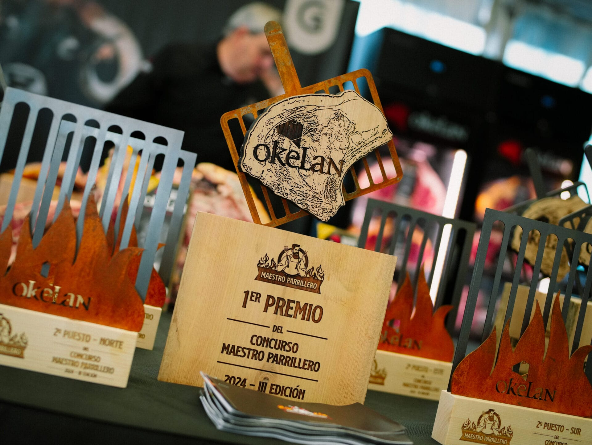 Trofeos del concurso sobre la mesa
